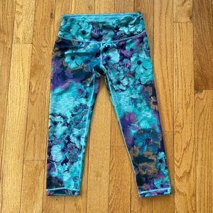 Reversible capri leggings